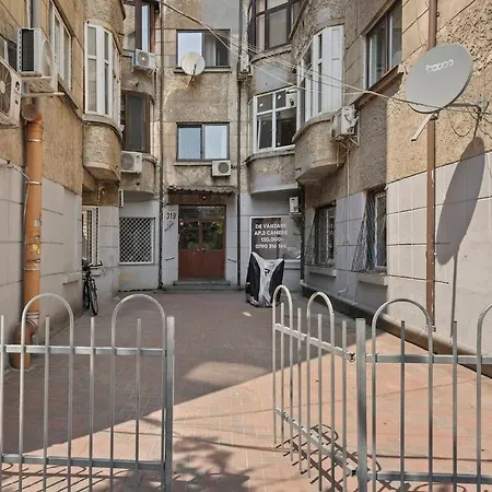 Square Retreat Bucureşti